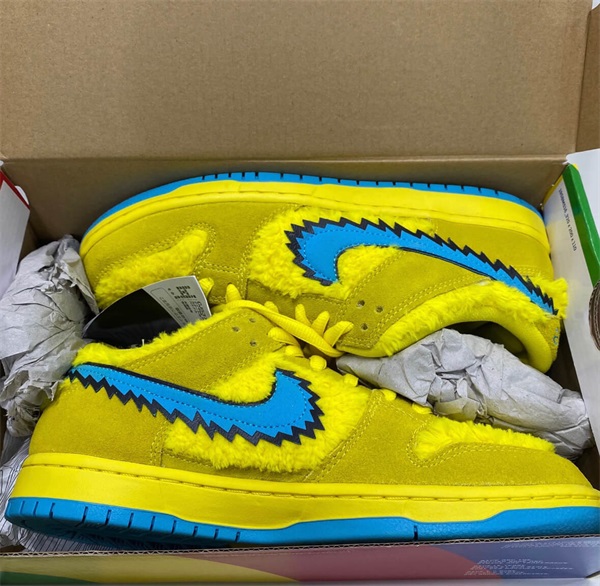 Nike x Grateful Dead SB Dunk Low ‘Yellow Bear’ photo review