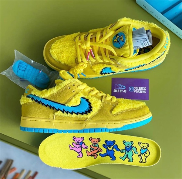 Nike x Grateful Dead SB Dunk Low ‘Yellow Bear’ photo review