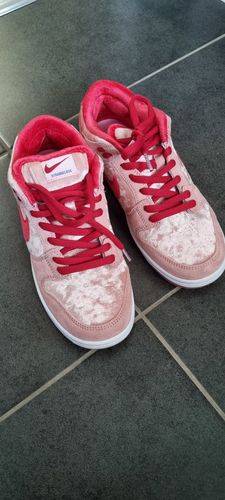 Nike x StrangeLove SB Dunk Low ‘Valentine’s Day’ photo review