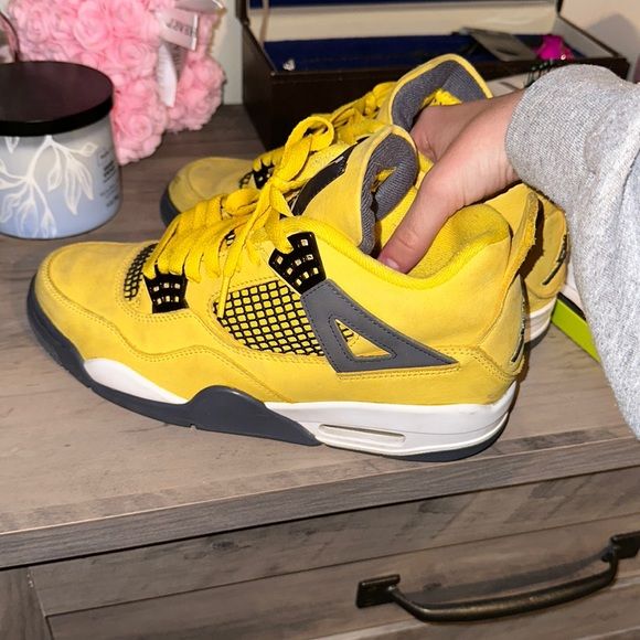 Air Jordan 4 Retro ‘Lightning’ photo review