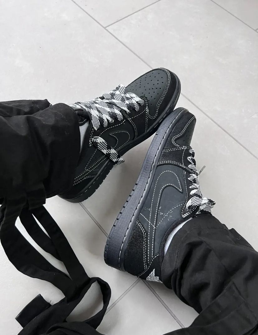 Air Jordan 1 Low OG SP x Travis Scott ‘Black Phantom’ photo review